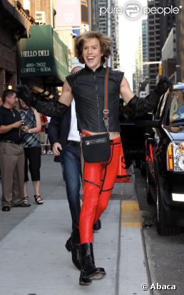 Sacha Baron Cohen dans la peau de Brüno se rendant au Late show de David Letterman à New York le 7 juillet 2009