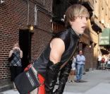 Sacha Baron Cohen dans la peau de Brüno se rendant au Late show de David Letterman à New York le 7 juillet 2009