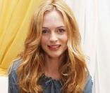 Heather Graham, robe bleue et bottes, divine... 