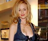 Heather Graham dans une extravagante tenue qui lui va à ravir... 