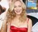 Heather Graham so glamour dans sa robe-bustier rouge, assortie au tapis...