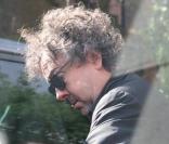 Tim Burton marche près de sa maison à Londres le 9 juillet 2009