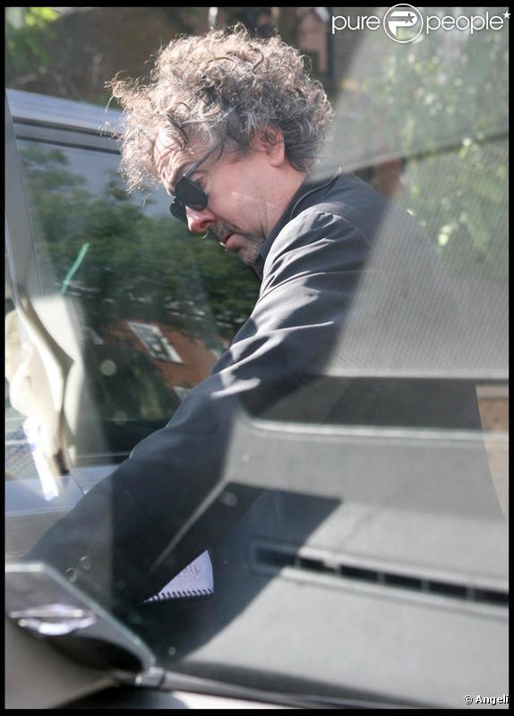Tim Burton marche près de sa maison à Londres le 9 juillet 2009