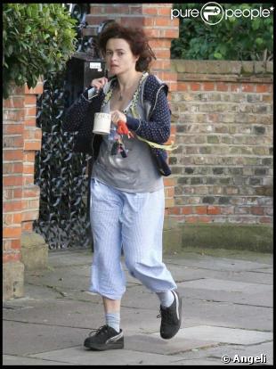 Helena Bonham Carter marche près de sa maison à Londres le 9 juillet 2009