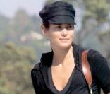 Cindy Crawford en mode cache cache avec sa casquette... Raté on t'a reconnue ! 