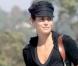 Cindy Crawford en mode cache cache avec sa casquette... Raté on t'a reconnue !