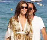 Cindy Crawford, sublime dans son petit short et sa magnique tunique ample ! Au Nikki Beach de St Tropez 