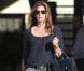 Cindy Crawford, bien lookée pour faire son shopping : slim gris, tunique noir, boots et it-bag... La classe !