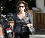 Cindy Crawford, bottes motards et lunettes oversize, c'est comme ça que Cindy fait son shopping à Malibu ! 