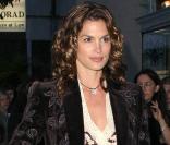 Cindy Crawford, son look n'est pas fameux, mais le jean est déjà présent ! 