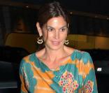 Ravissante dans son style ethnique, Cindy Crawford n'hésite pas à se faire jolie même pour aller au restaurant ! 