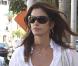 Cindy Crawford, top canon dans son jean brut et son haut blanc... Idéal pour une aprés-midi shopping à Beverly Hills par exemple !