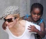 Madonna quitte le centre de la Kabbale à Londres avec tous ses enfants et son ex Guy Ritchie : ici avec Mercy 