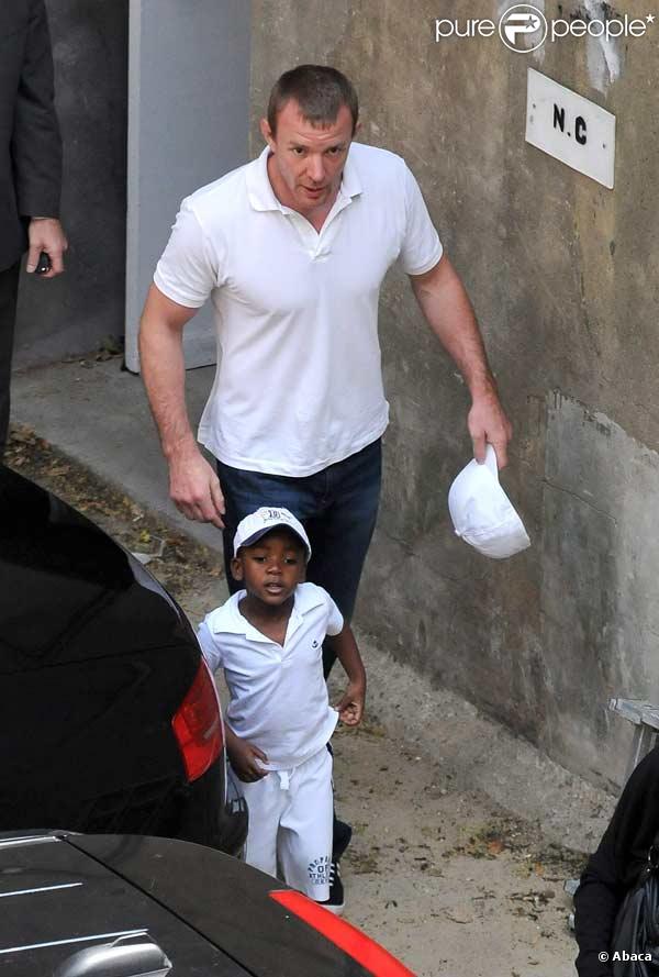 Madonna quitte le centre de la Kabbale à Londres avec tous ses enfants et son ex Guy Ritchie : ici Guy et le petit David 
