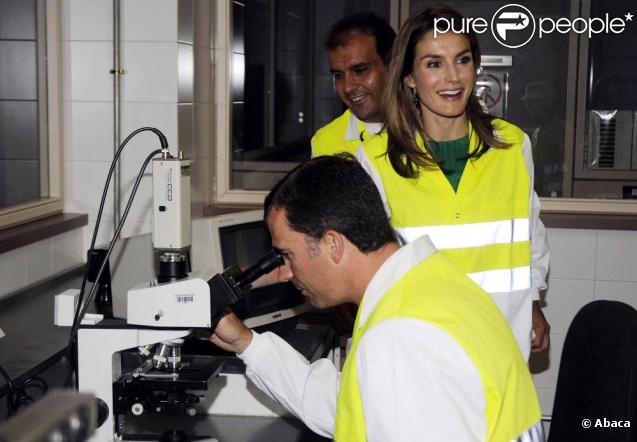 Letizia d'Espagne et son époux Felipe visitent le laboratoire d'investigations Danone, à Madrid. 13/07/09