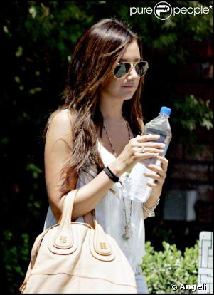 Ashley Tisdale fait un tour sur le chantier de sa nouvelle maison le 13 juillet 2009