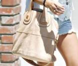 Ashley Tisdale fait un tour sur le chantier de sa nouvelle maison le 13 juillet 2009