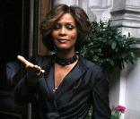 Whitney Houston arrive à Londres pour faire la promotion de son nouvel album  I look to you . 14/07/09