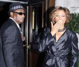Whitney Houston arrive à Londres pour faire la promotion de son nouvel album  I look to you . 14/07/09