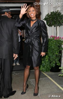 Whitney Houston arrive à Londres pour faire la promotion de son nouvel album  I look to you . 14/07/09