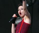 Jennifer Ayache et Superbus, vedettes du festival des 3 Terrils, le 13 juillet 2009 en Belgique.