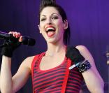 Jennifer Ayache et Superbus, vedettes du festival des 3 Terrils, le 13 juillet 2009 en Belgique.