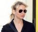 Quand Renée Zellweger ne met rien sous son blazer... c'est trop sexy ! Regardez !