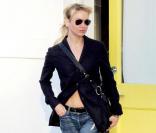 Renee Zellweger sort du salon de coiffure Byron