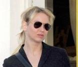 Renee Zellweger sort du salon de coiffure Byron
