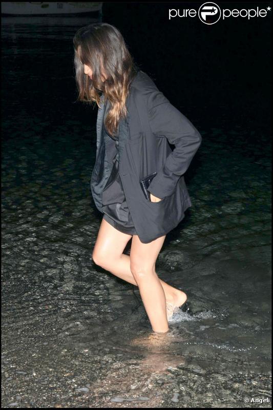 Rosario Dawson prend un bain de minuit habillée au 7e Festival Global d'Ischia. 15/07/09 