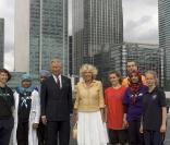  Camilla fête son 62e anniversaire avec avec un peu d'avance. Pour l'occasion, elle visite le Dig for Victory, à St James Park, et se voit même offrir un gâteau. 