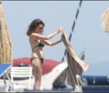 Jacqueline Bisset profite de la plage... ou l'inverse !
