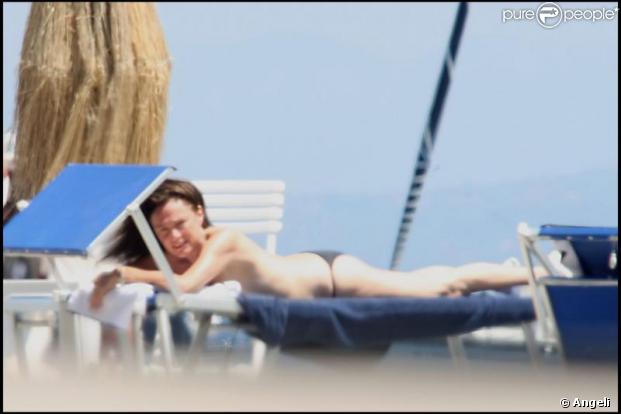 Jacqueline Bisset profite de la plage... ou l'inverse !
