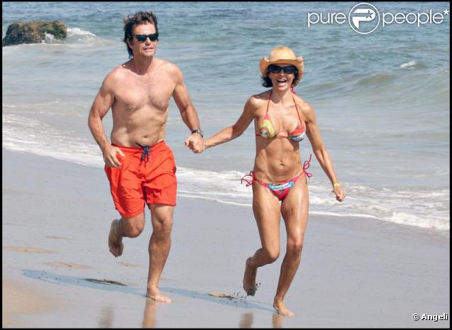 Lisa Rinna passe une journée en famille sur une plage de Malibu. Elle est avec son mari Harry Hamlin et leurs deux filles Delilah et Amelia. 19/07/09