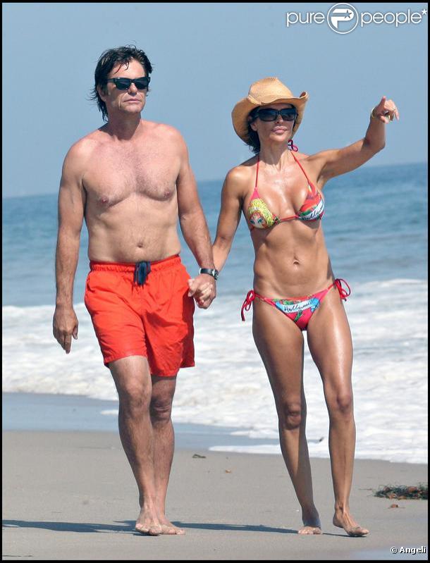 Lisa Rinna passe une journée en famille sur une plage de Malibu. Elle est avec son mari Harry Hamlin et leurs deux filles Delilah et Amelia. 19/07/09