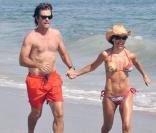 Lisa Rinna passe une journée en famille sur une plage de Malibu. Elle est avec son mari Harry Hamlin et leurs deux filles Delilah et Amelia. 19/07/09