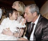 La marraine Hélène Darroze et le parrain Jean-Claude Darmon avec Joy au cours du baptême de cette dernière à Gstaad en Suisse le 5 juillet 2009