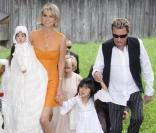 Johnny et Laeticia Hallyday avec leurs filles Jade et Joy au cours du baptême de cette dernière à Gstaad en Suisse le 5 juillet 2009