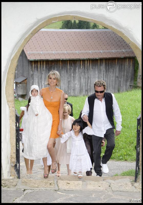 Johnny et Laeticia Hallyday avec leurs filles Jade et Joy au cours du baptême de cette dernière à Gstaad en Suisse le 5 juillet 2009