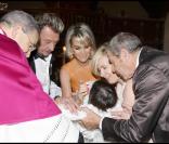 Johnny et Laeticia Hallyday au cours du baptême de Joy à Gstaad en Suisse le 5 juillet 2009, ici avec le parrain Jean-Claude Darmon et la marraine Hélène Darroze 