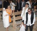 Johnny et Laeticia Hallyday avec leurs filles Jade et Joy au cours du baptême de cette dernière à Gstaad en Suisse le 5 juillet 2009 ici dans l'église avec tous les convives 