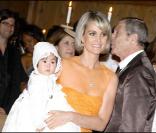 Laeticia Hallyday avec Jean-Claude Darmon le parrain et Joy au cours du baptême de cette dernière à Gstaad en Suisse le 5 juillet 2009 