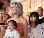 Laeticia Hallyday avec ses filles Jade et Joy au cours du baptême de cette dernière à Gstaad en Suisse le 5 juillet 2009