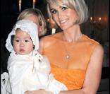 Laeticia Hallyday avec Joy au cours du baptême de cette dernière à Gstaad en Suisse le 5 juillet 2009