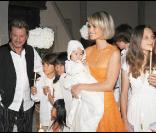 Johnny et Laeticia Hallyday avec leurs filles Jade et Joy au cours du baptême de cette dernière à Gstaad en Suisse le 5 juillet 2009, entourés des enfants des invités 
