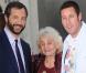 Judd Apatow, sa grand-mère et Adam Sandler, lors de l"avant-première de  Funny People , à l"ArcLight Theatre d"Hollywood, à Los Angeles, le 20 juillet 2009 !