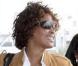 Whitney Houston : Pour s'envoler vers Londres, elle opte pour des baskets branchées... mais reste classe !