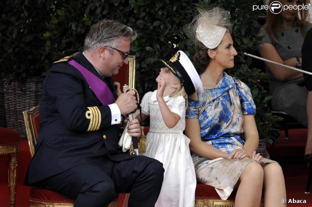 Le prince Laurent, sa femme la princesse Claire, et leur fille de 5 ans, la princesse Louise, lors de la Fête nationale belge le 21 juillet 2009