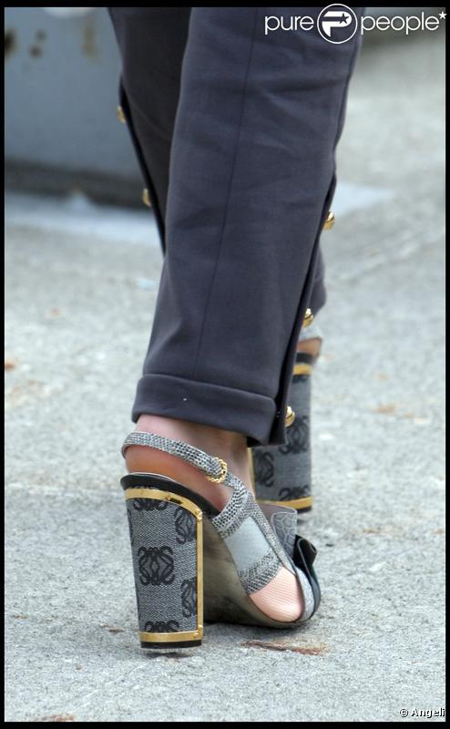 Les pieds de Sienna Miller lors du photocall de G.I. Joe : Le réveil du Cobra à Londres le 22 juillet 2009