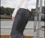 Sienna Miller nous montre son pantalon trempé